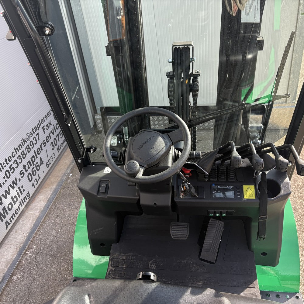 Cockpit mit Display und Bedienhebeln