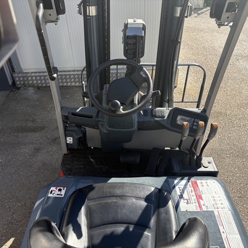 Heli Elektrostapler Fahrerplatz mit Hydraulikhebeln