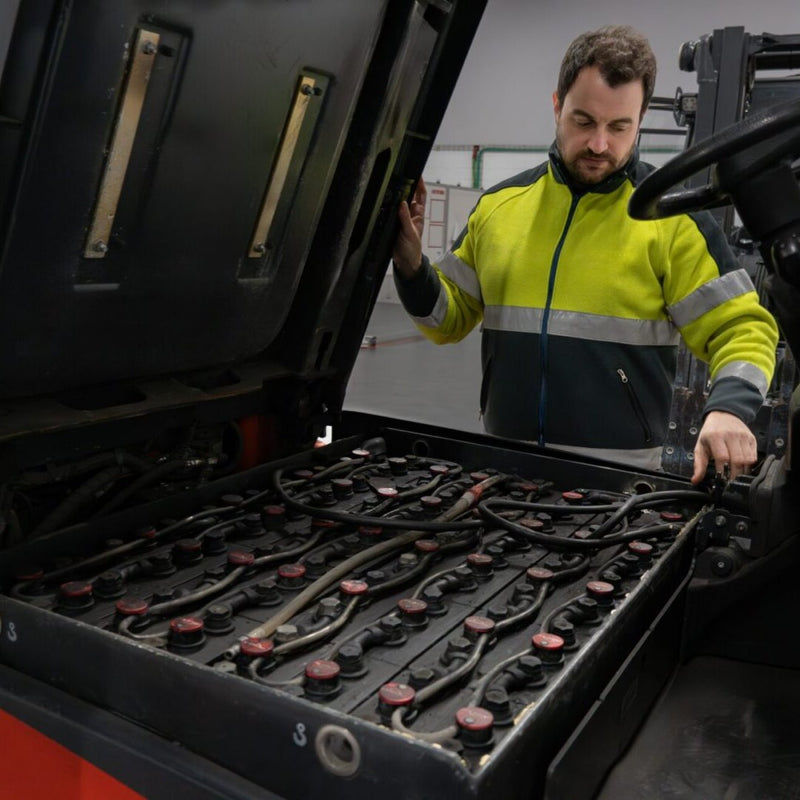 Techniker prüft eine Staplerbatterie