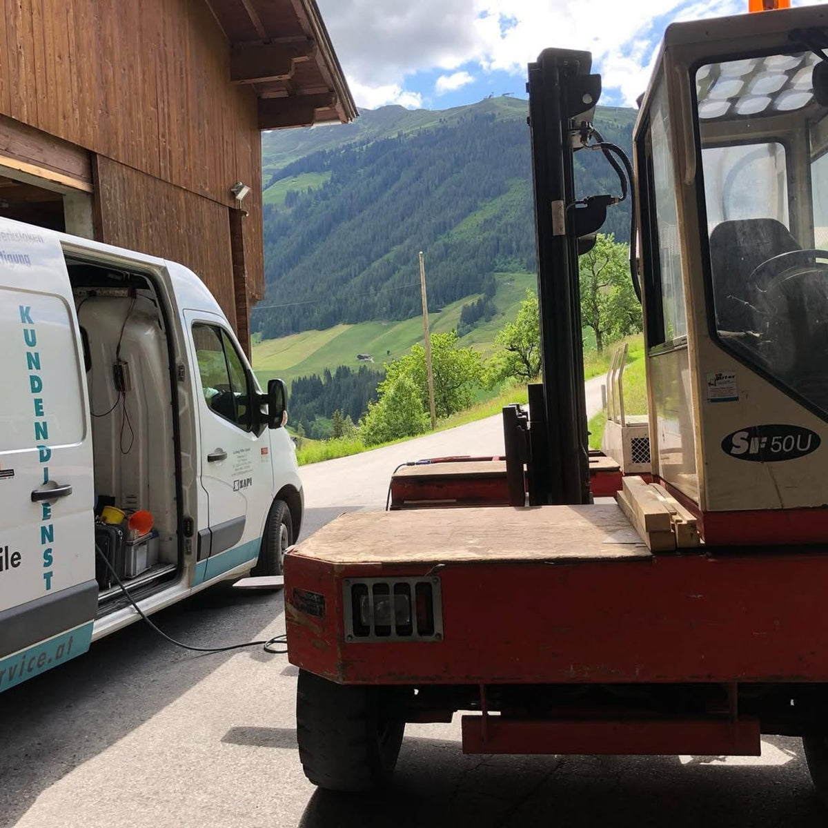 Piffer Servicebus beim Staplerservice vor Ort in Tirol