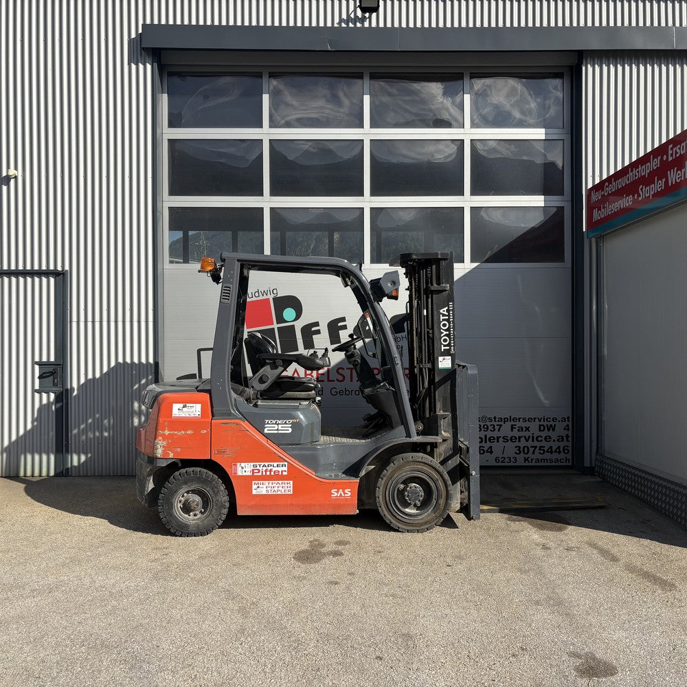 Toyota Dieselstapler gebraucht – Seitenansicht rechts