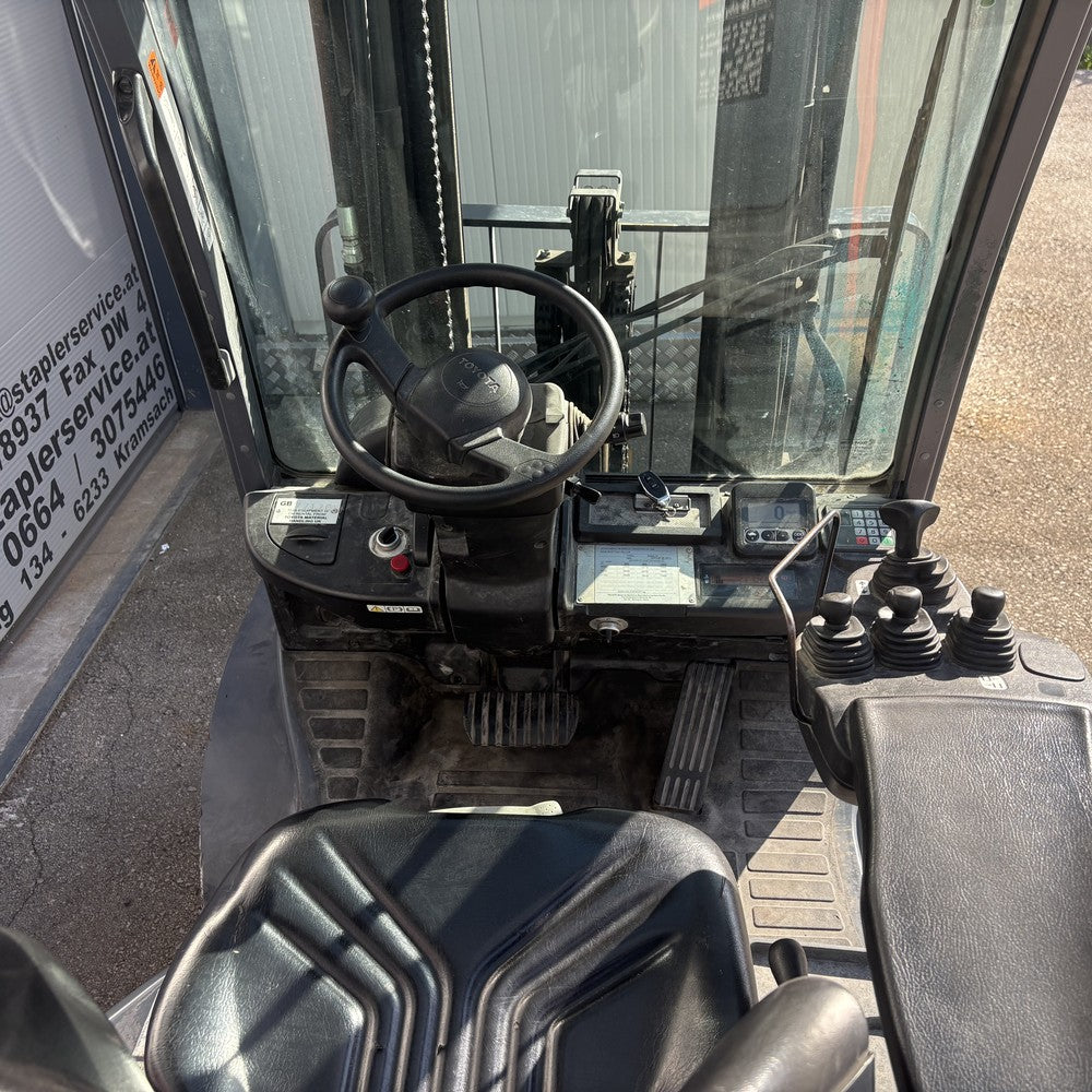 Toyota Tonero Cockpit mit Keypad und Display