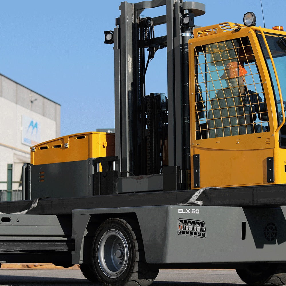Baumann ELX Serie Elektro-Seitenstapler vor der Halle