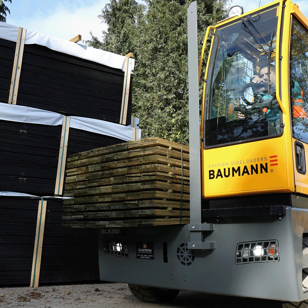 Baumann ELX Seitenstapler mit Langgut auf der Plattform