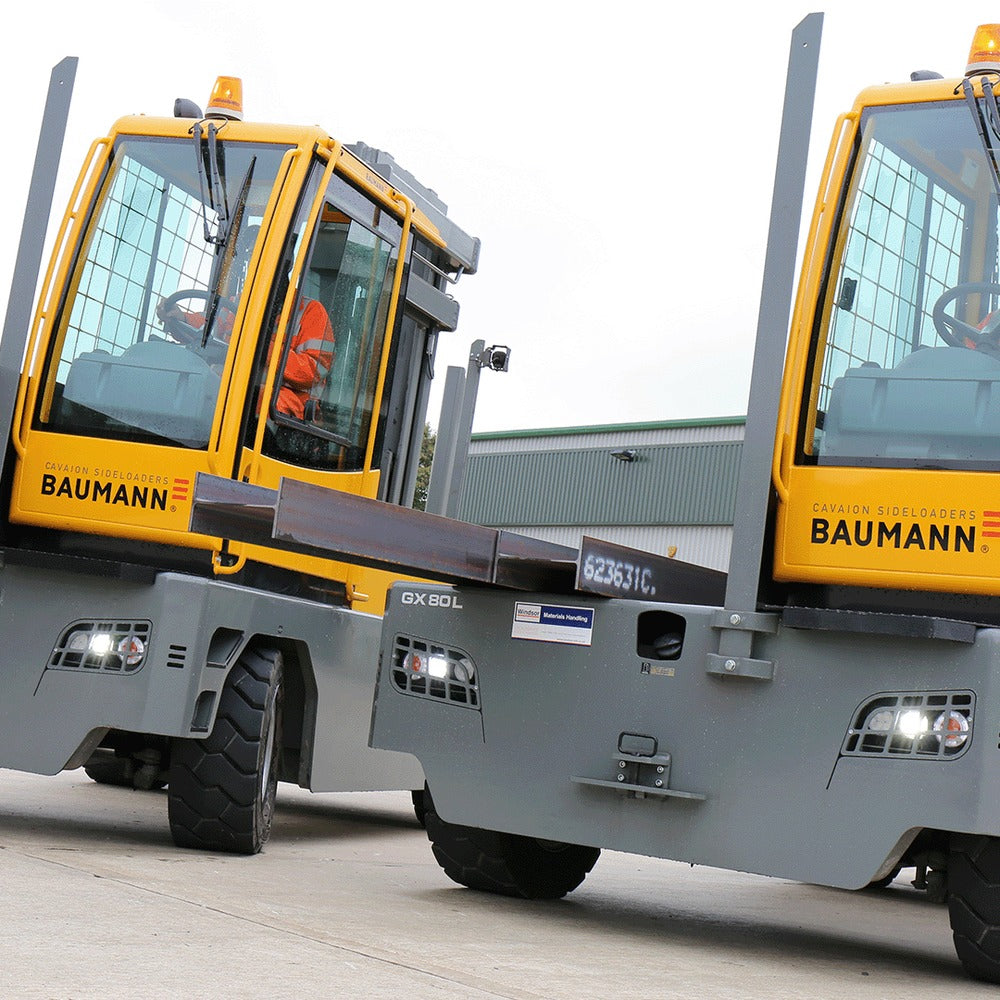 Baumann GS Seitenstapler mit Rohren im Stahllager