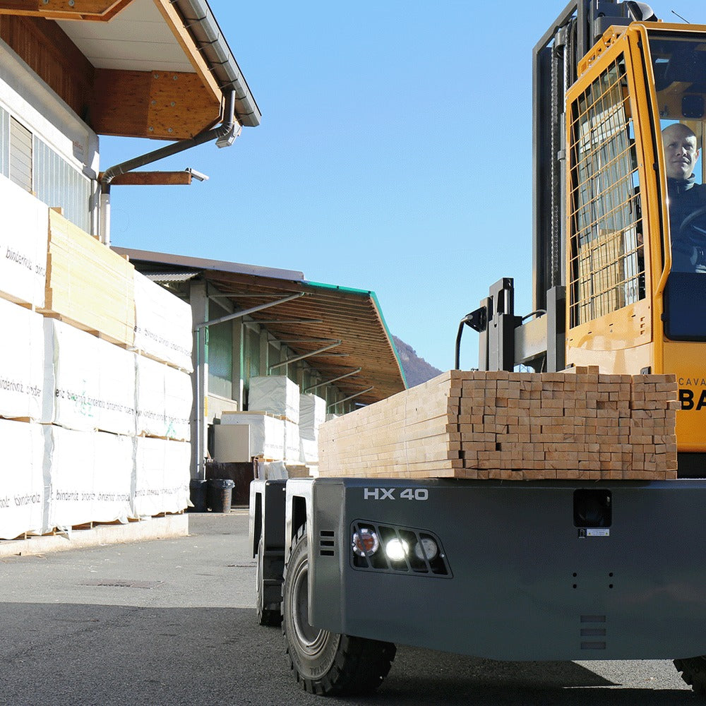 Baumann HX Seitenstapler im Holzlager
