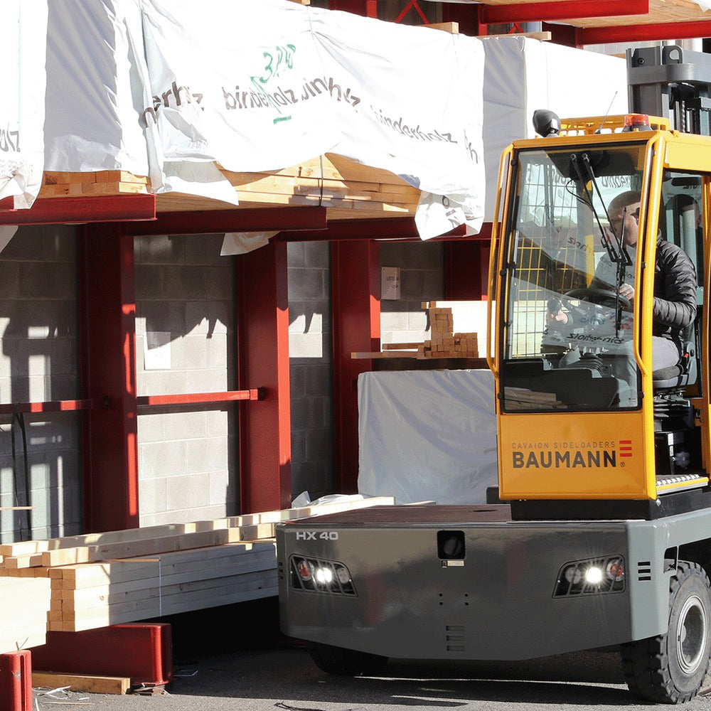 Baumann HX Seitenstapler beim Verladen