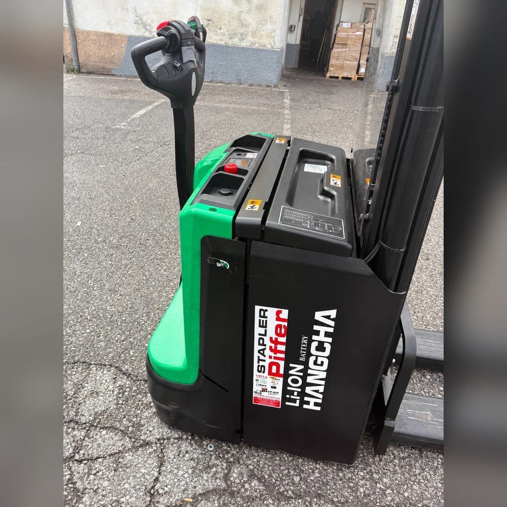 Hangcha CDD16 Vorführgerät – Seitenansicht mit Deichsel und Lithium-Batteriefach