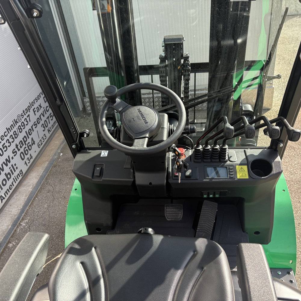 Cockpit mit Display und Armlehne