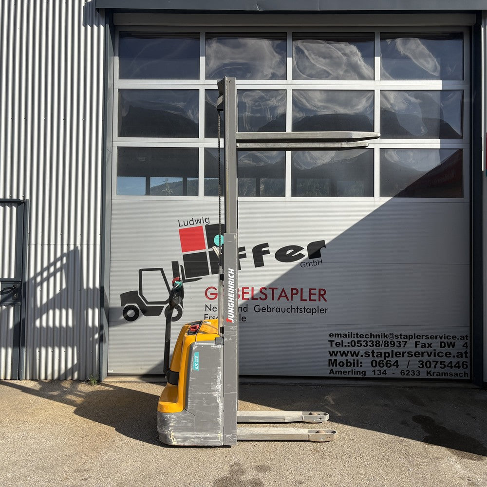 EJC 110 mit gehobenem Mast