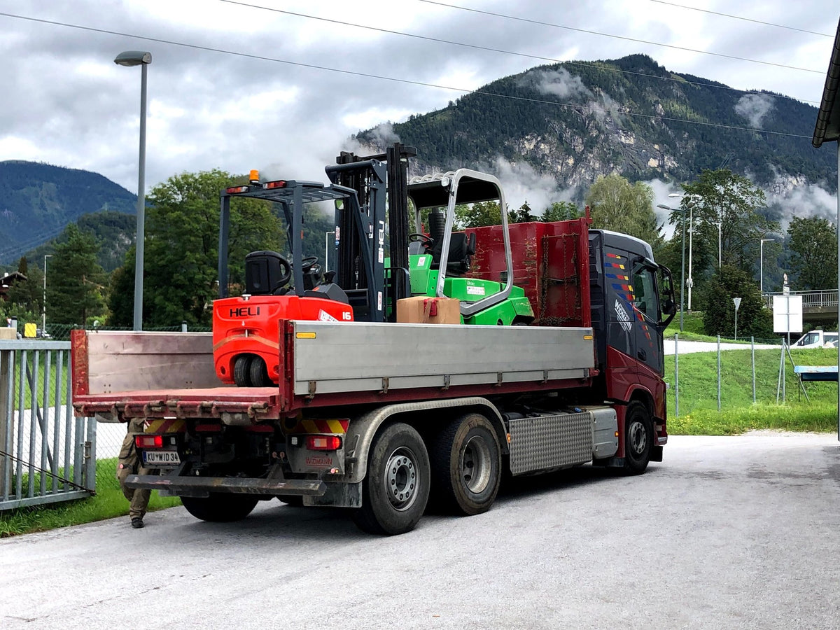 Piffer LKW liefert einen Mietstapler