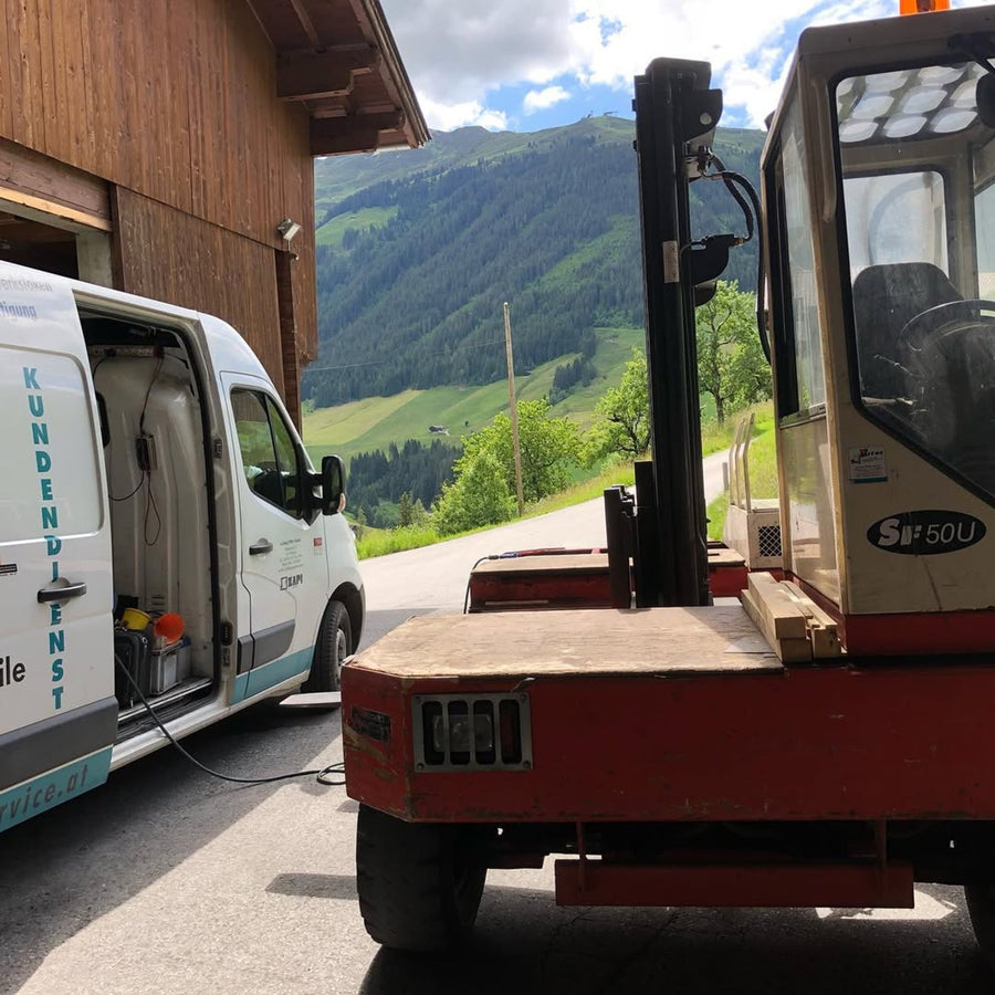 Piffer Servicebus beim Staplerservice vor Ort in Tirol