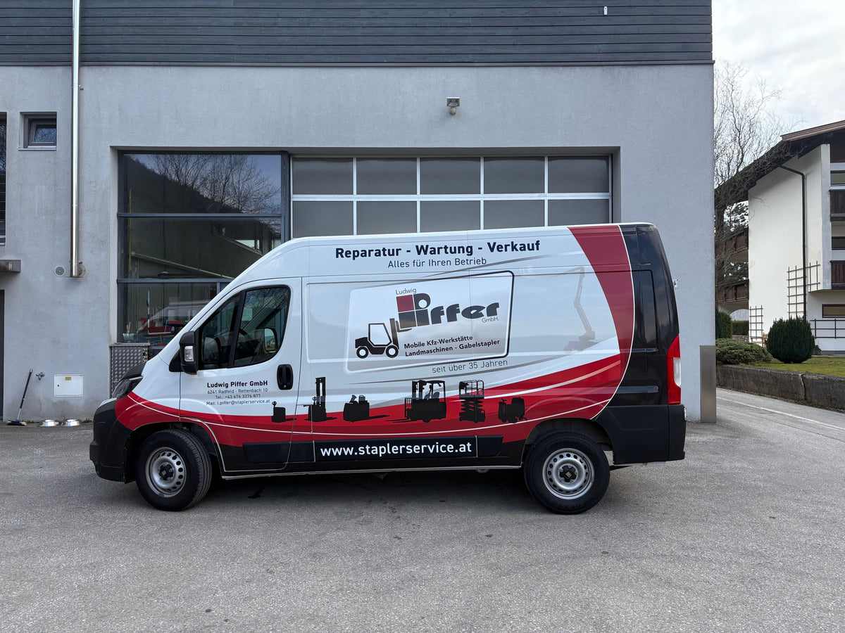 Piffer Servicebus vor der Werkstatt in Radfeld
