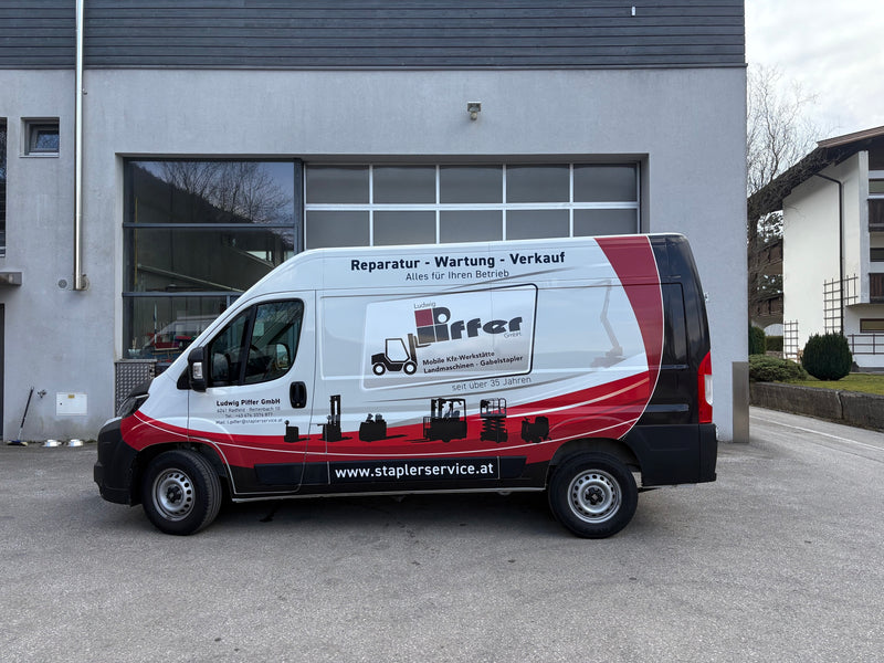 Piffer Servicebus vor der Werkstatt in Radfeld