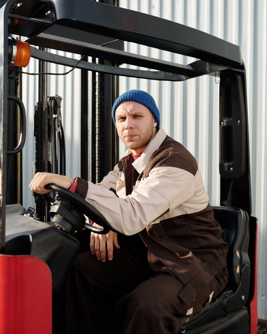 Staplerfahrer beim Fahren eines Gabelstaplers (Stockfoto Pexels, Tiger Lily)