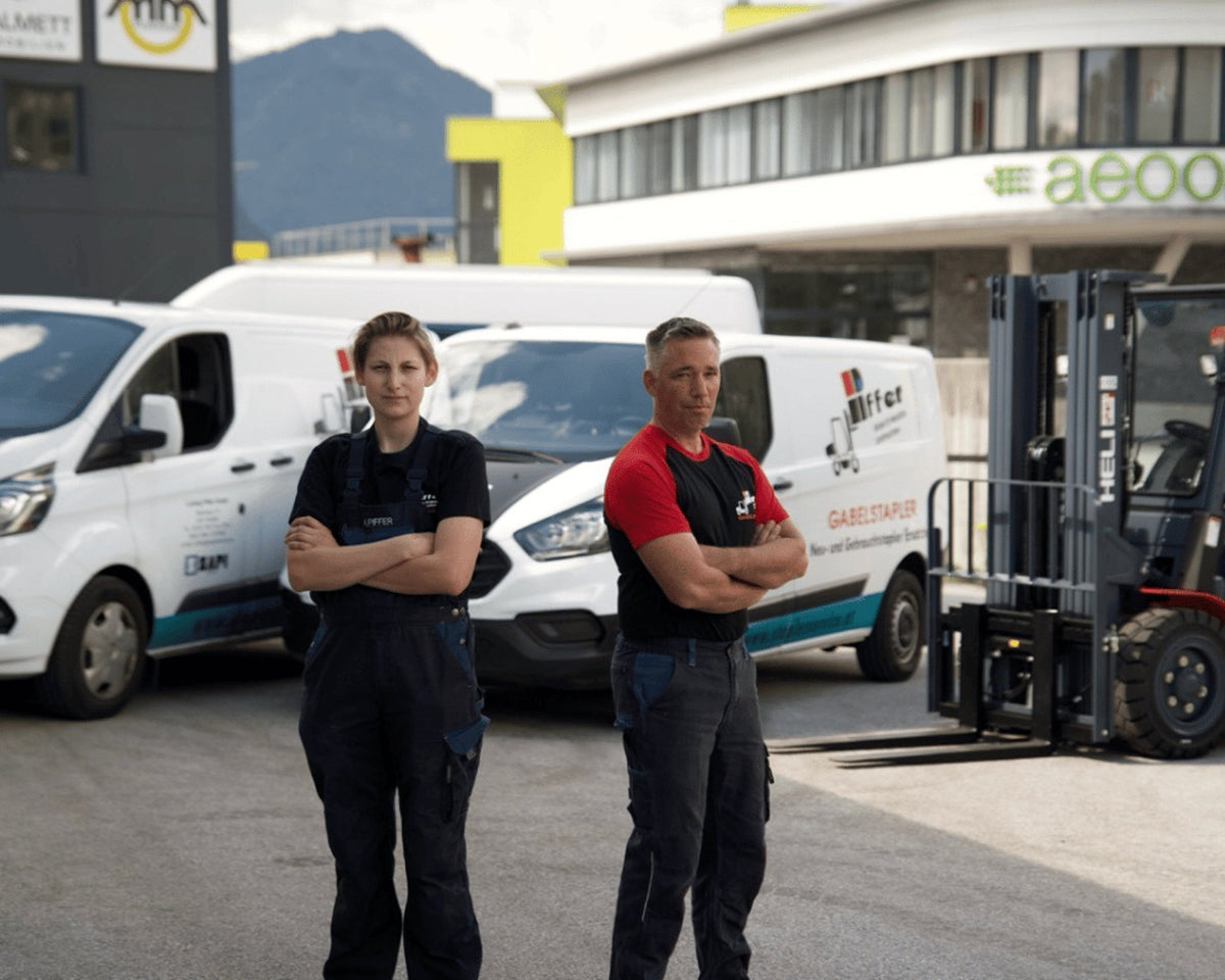Piffer Serviceteam mit Servicebus und Gabelstapler