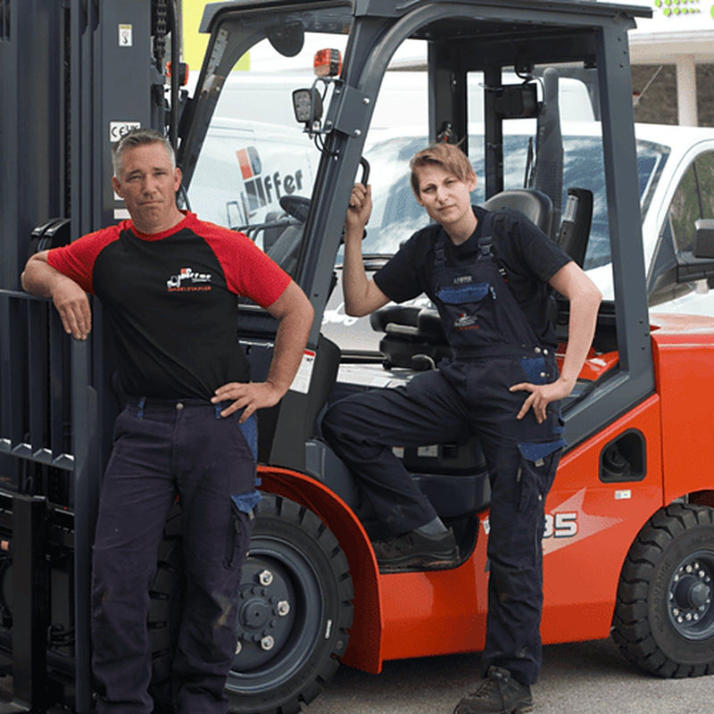 Piffer Serviceteam vor einem Gabelstapler