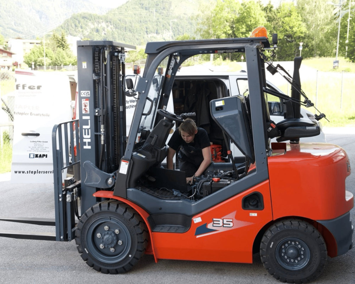 Piffer Techniker bei der Reparatur eines Gabelstaplers vor Ort