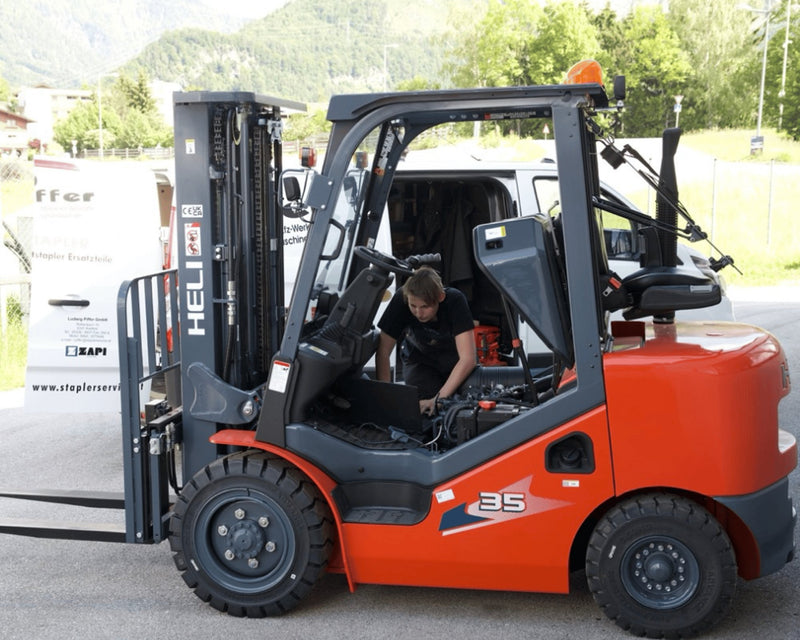 Piffer Techniker bei der Reparatur eines Gabelstaplers vor Ort